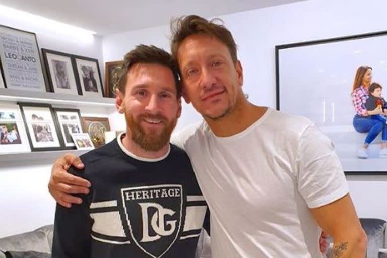 Nico Vázquez sorprendió a sus seguidores al publicar un video donde Leo Messi es el presentador oficial de su obra de teatro.