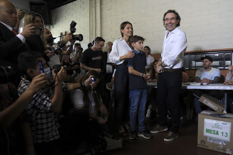 Federico Gutiérrez, candidato presidencial con la coalición Equipo Colombia, sonríe antes de votar, acompañado por su esposa Margarita Gómez y su hijo Pedro, durante las elecciones presidenciales en Medellín, Colombia, el domingo 29 de mayo de 2022. 