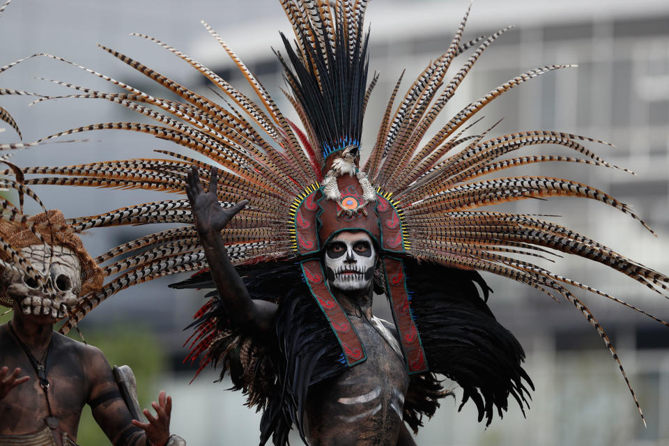 <p>Revelers in costume participate in the Day of the Dead parade on Mexico City’s main Reforma Avenue, Saturday, Oct. 28, 2017. (Photo: Eduardo Verdugo/AP) </p>