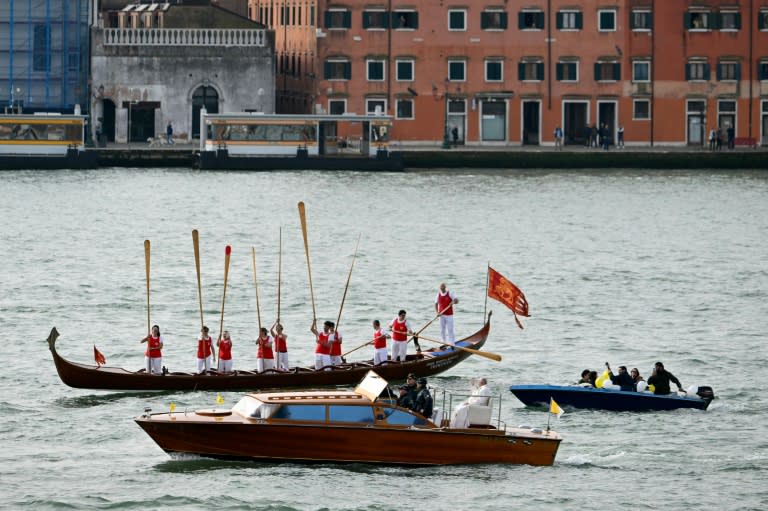 Le pape François salué par des gondoliers traverse la Lagune de Venise à bord d'une vedette, à Venise le 28 avril 2024 (Alberto PIZZOLI)
