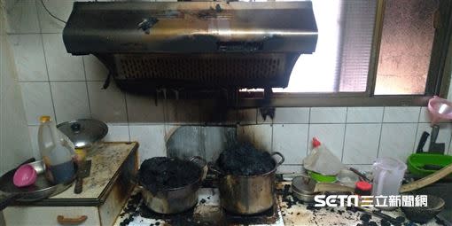 59歲婦人忘記自己在煮糖水跑出門，結果火勢沿著排油煙機、煙管竄燒、冒煙。（圖／翻攝畫面）
