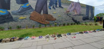 <p>Residents of Selkirk set up shoes outside of 222 Manitoba Ave., where the Selkirk Friendship Centre operates. (Janice Grant/CBC)</p> 