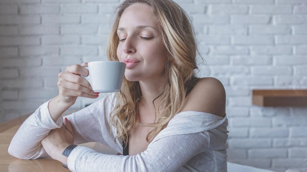 Mujer bebiendo té 