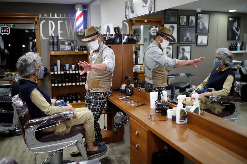 French hairdresser opens hair salon at midnight?in Mayenne