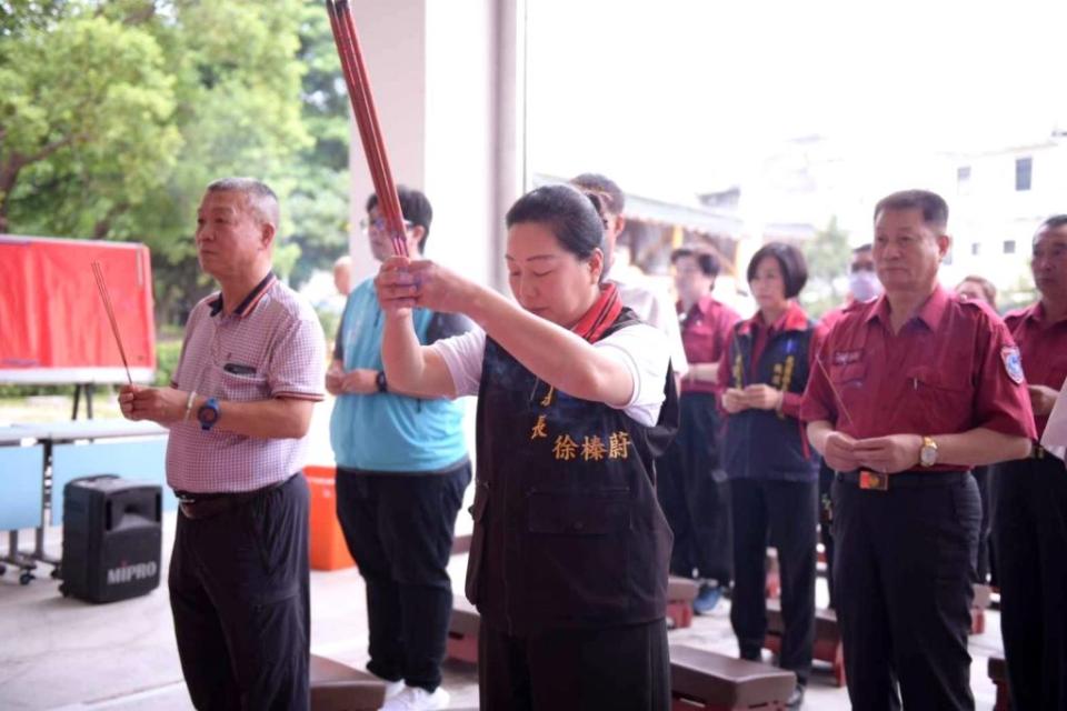 適逢火德星君聖誕，花蓮縣長徐榛蔚率消防人員誠心祭拜，祈福縣境家戶平安。 （花蓮縣衛消防提供）