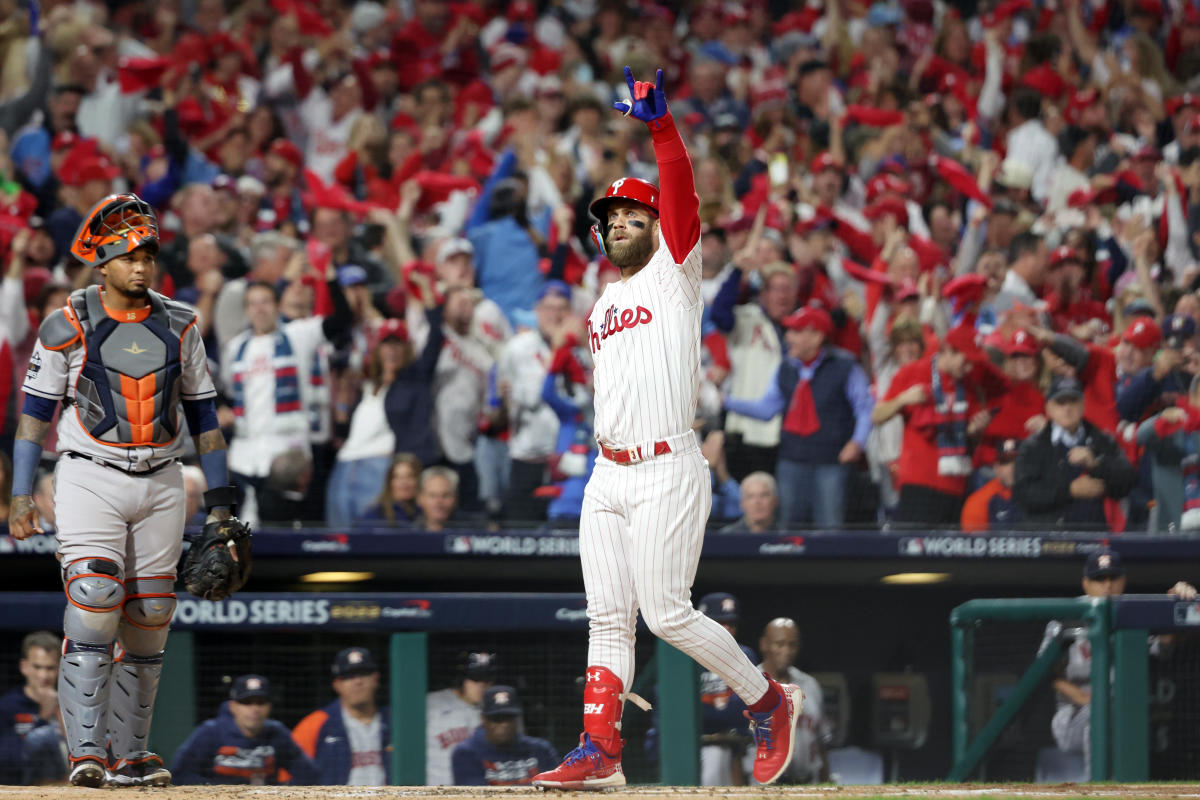 Astros fans greet Phillies fan decked out for World Series Game 1