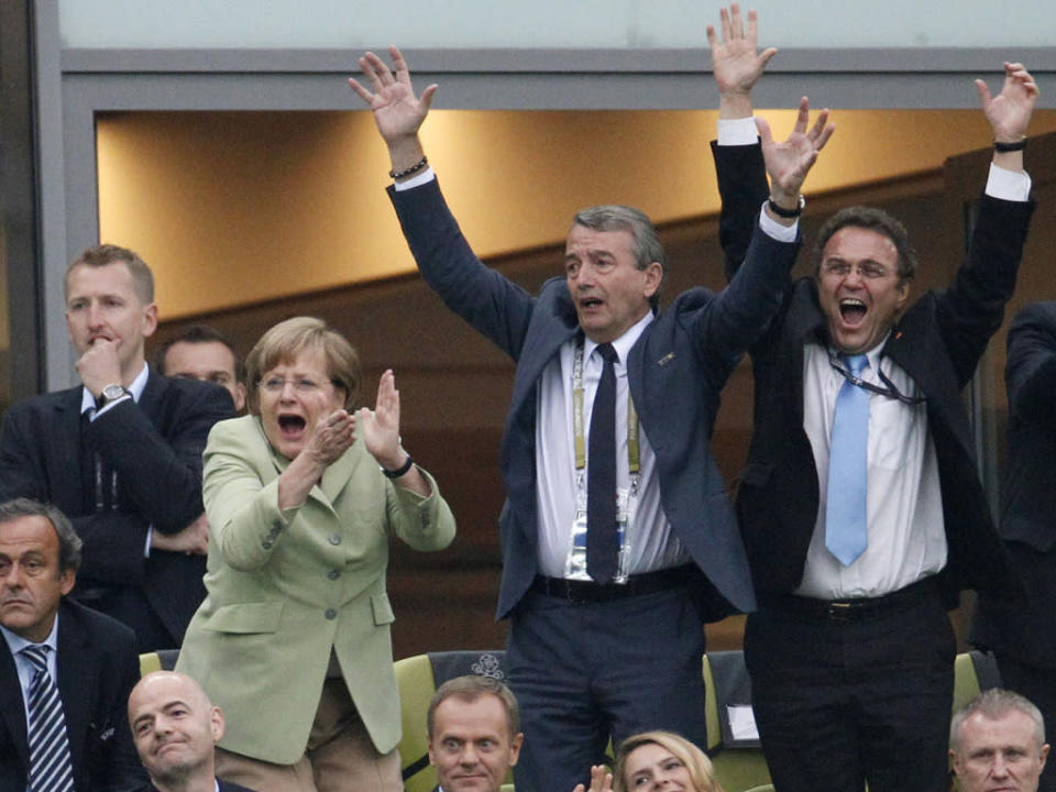 Se presupone que los políticos deberían comportase en los palcos de los estadios, pero hay veces que el autocontrol les falla. Ahí están totalmente desencajados la canciller alemana Angela Merkel y su ministro del Interior Hans-Peter Friedrich. Celebran un gol de su selección ante Grecia. (REUTERS/Peter Andrews)