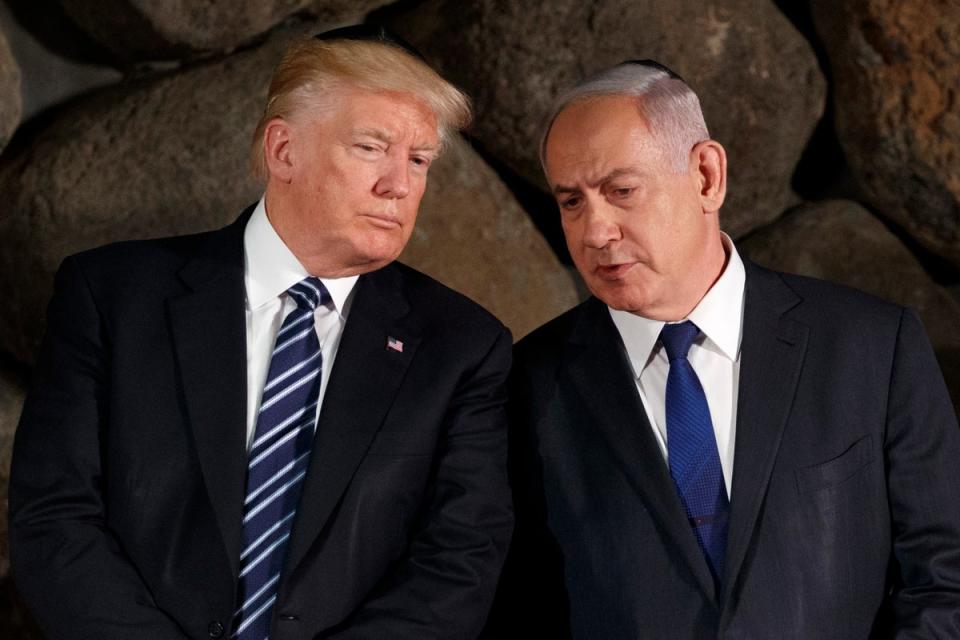 Donald Trump talks with Benjamin Netanyahu during a ceremony in Jerusalem, May 2017 (AP)