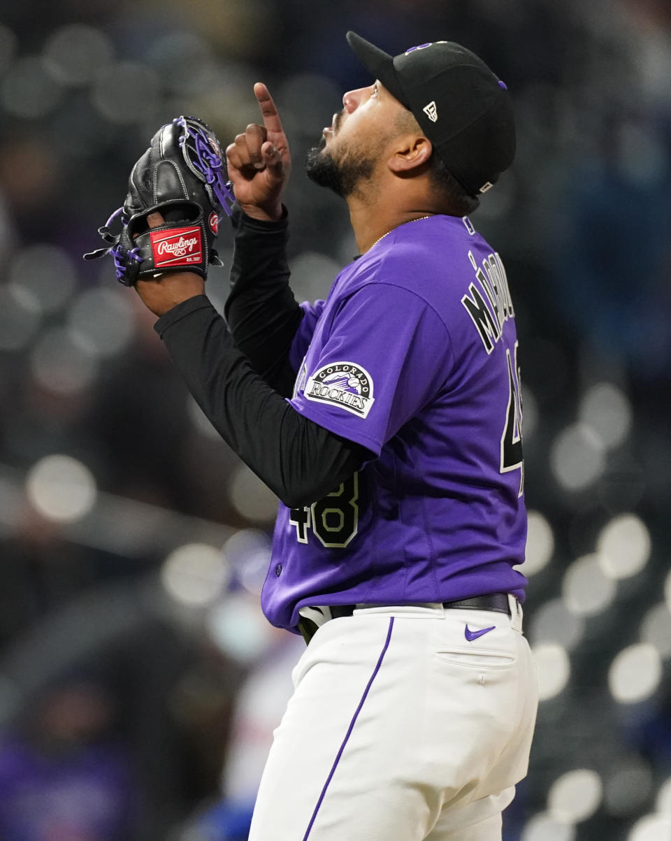 El venezolano Germán Márquez, abridor de los Rockies de Colorado, festeja tras conseguir el último out en el duelo ante los Mets de Nueva York, segundo de una doble cartelera, el sábado 17 de abril de 2021 (AP Foto/David Zalubowski)