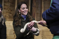 Le curiose foto della visita in una fattoria vicino a Belfast della duchessa di Cambridge, dove ha posato senza paura anche con un serpente (Photo by: KGC-178/STAR MAX/IPx)