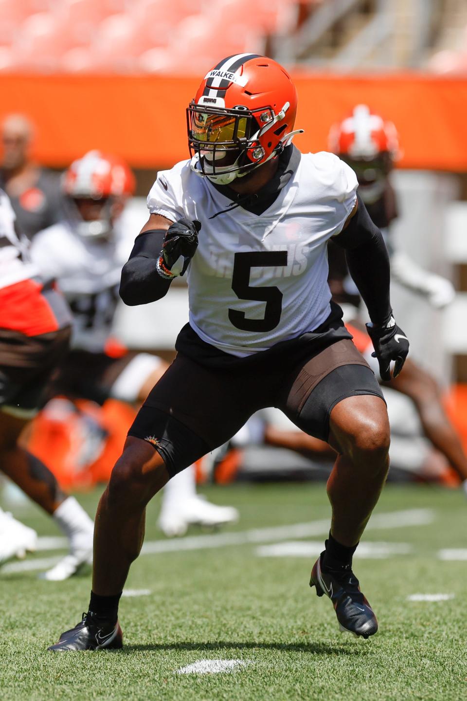 Cleveland Browns' Anthony Walker Jr. takes part in drills during an NFL football practice at FirstEnergy Stadium, Thursday, June 16, 2022, in Cleveland. (AP Photo/Ron Schwane)