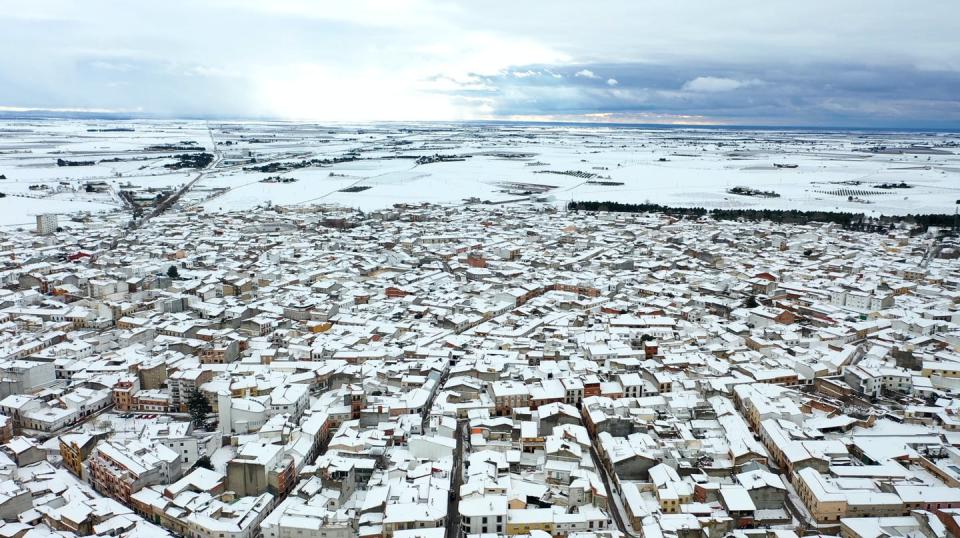 <span class="caption">Villarobledo y sus alrededores (Albacete) cubiertos por la nieve de la borrasca Filomena.</span> <span class="attribution"><a class="link " href="https://www.shutterstock.com/es/image-photo/great-snowfall-due-storm-filomena-land-1890288472" rel="nofollow noopener" target="_blank" data-ylk="slk:Shutterstock / Lifes_Sunday;elm:context_link;itc:0;sec:content-canvas">Shutterstock / Lifes_Sunday</a></span>