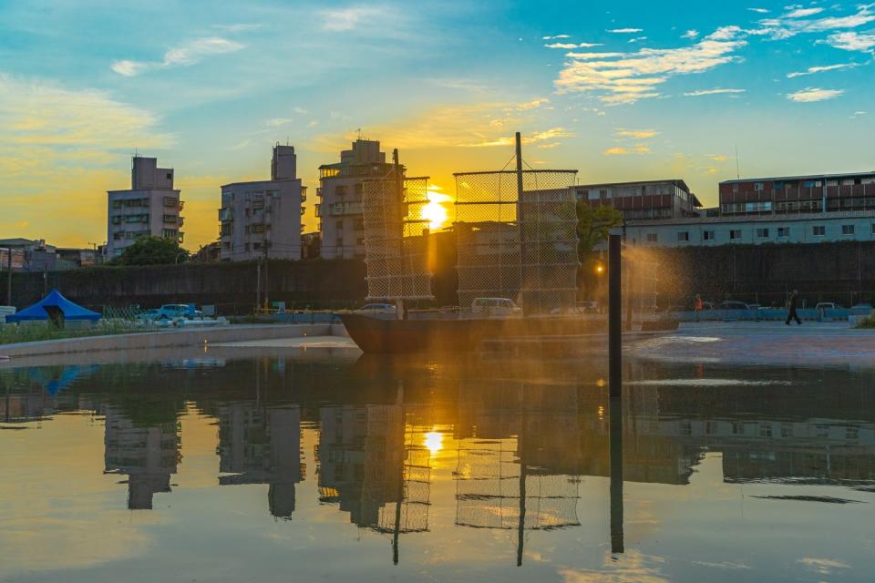 新月池黃昏的夕陽倒影。   圖：新北市高灘處提供