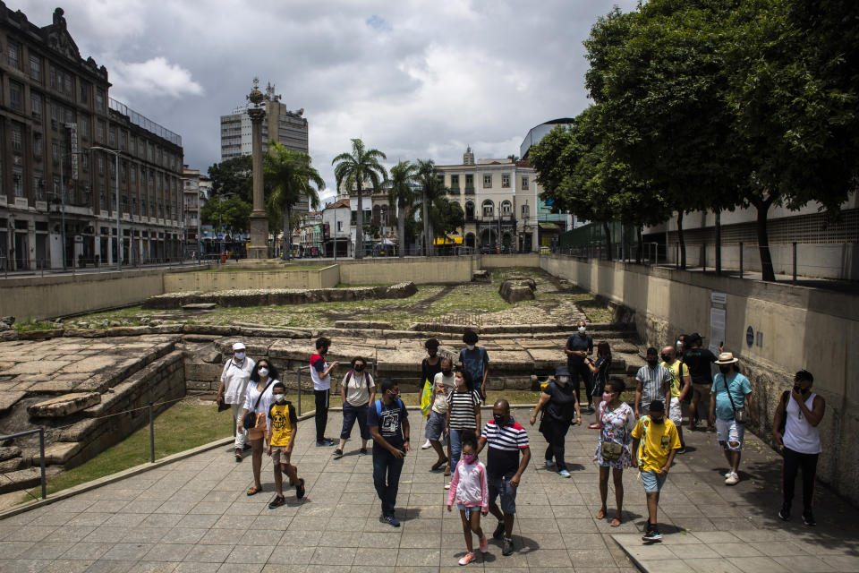 ARCHIVO - Gente visitando el yacimiento histórico del Muelle Valongo, la principal, vía de entrada para africanos esclavizados en Brasil y el continente americano, en Río de Janeiro, Brasil, el 13 de noviembre de 2021. Brasil ha empezado a registrar demandas públicas de reparaciones por su papel en la esclavitud. El país recibió más esclavos de África que ningún otro lugar. (AP Foto/Bruna Prado, Archivo)