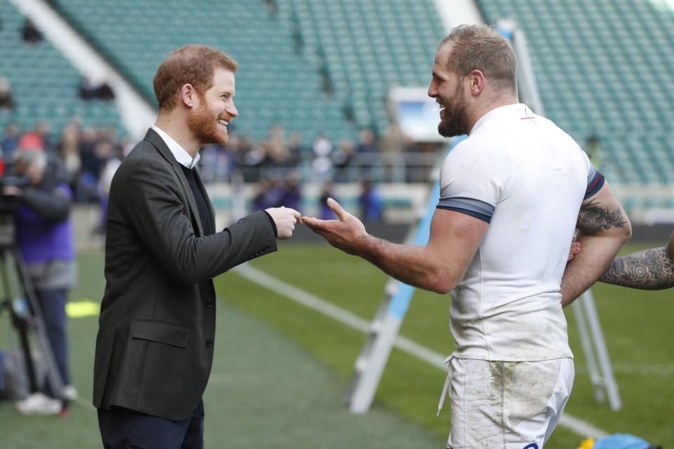 Prince Harry speaks to Engand rugby player James Haskell as he attends attends the England rugby team's open training session as they prepare for their next Natwest 6 Nations match, at Twickenham Stadium on February 16, 2018 in London, England. (Photo by Heathcliff O'Malley - WPA Pool/Getty Images)