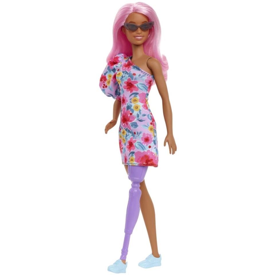 Barbie Fashionistas Prosthetic Leg Doll Pose 1 (Credit: Mattel)