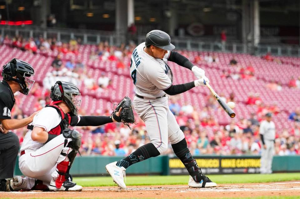 El jardinero de los Marlins Avisail García batea en el primer inning del partido ante los Rojos, celebrado el 25 de julio de 2022 en Miami.