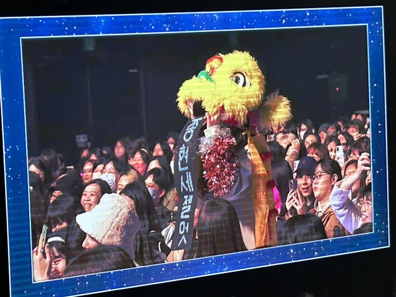 JR（金鍾炫）第一名給了扮成「舞龍舞獅」的台灣&U。（圖／讀者提供）