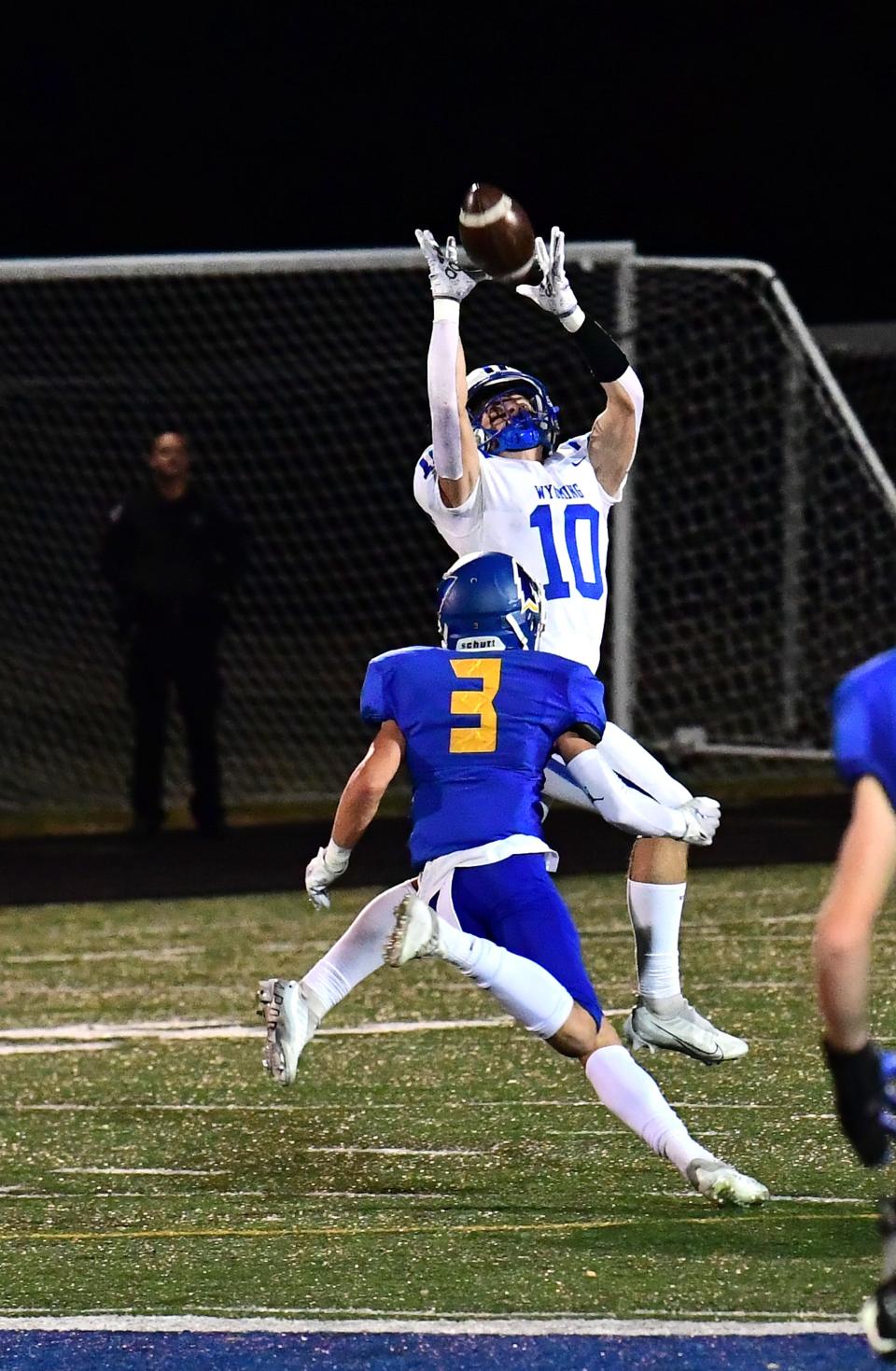 Will Svendsen (10) looks to make a catch for Wyoming at the Madeira vs. Wyoming Cincinnati Hills League championship football game, Oct. 21, 2022.