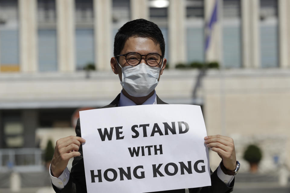 前香港眾志主席羅冠聰於意大利外交部大樓外示威抗議