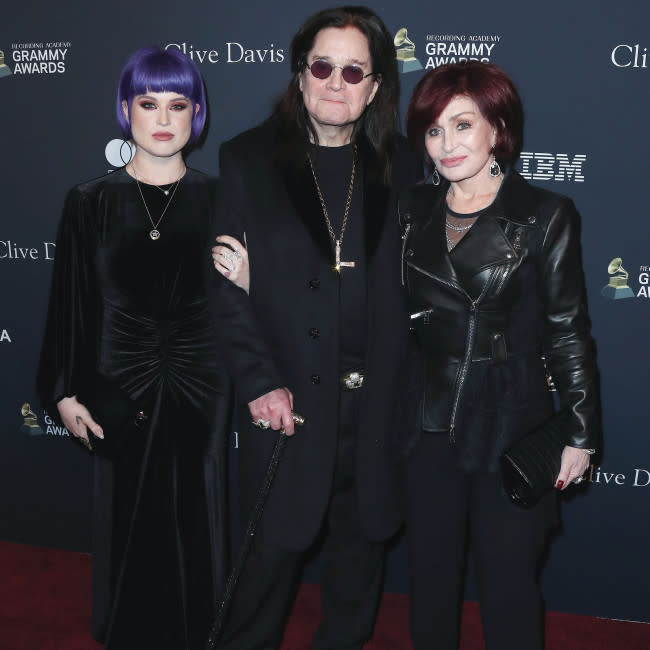 Ozzy y Sharon Osbourne con su hija Kelly credit:Bang Showbiz