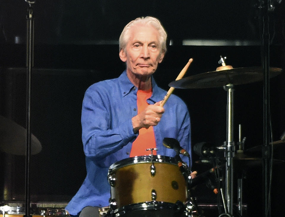 ARCHIVO - El baterista de los Rolling Stones Charlie Watts durante un concierto en el Rose Bowl el 22 de agosto de 2019 en Pasadena, California. Watts murió en Londres el martes 24 de agosto de 2021. Tenía 80 años. (AP Foto/Chris Pizzello, Archivo)