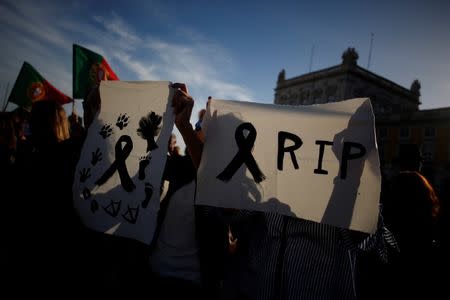 People demonstrate in a tribute to the victims of the deadly fires in Portugal, in Praca do Comercio square, downtown Lisbon, Portugal October 21, 2017. REUTERS/Pedro Nunes