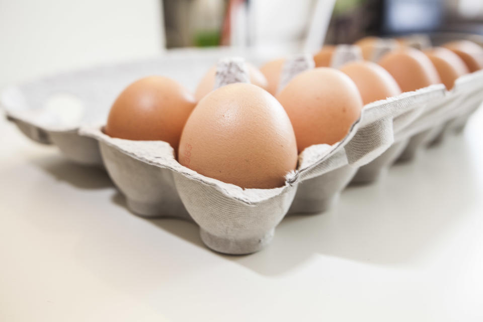 Wer in jüngster Zeit Eier aus Bodenhaltung bei Edeka oder Rewe gekauft hat, sollte die Packung genau prüfen. (Symbolbild: Getty Images)