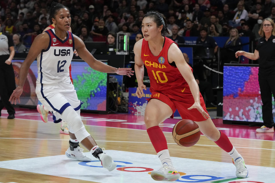 China's Zhang Ru, right, runs past United States' Alyssa Thomas during their game at the women's Basketball World Cup in Sydney, Australia, Saturday, Sept. 24, 2022. (AP Photo/Mark Baker)