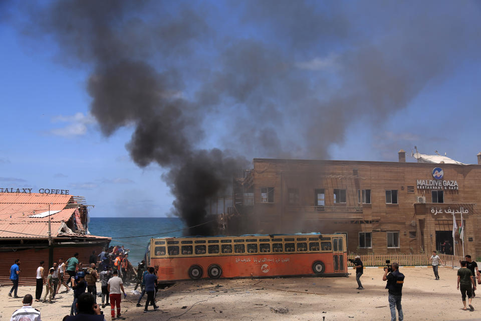 Un incendio en una cafetería frente a la playa en la ciudad de Gaza, en la Franja de Gaza, como resultado de los bombardeos israelíes, el lunes 17 de mayo de 2021. (Samar Abu Elouf/The New York Times)