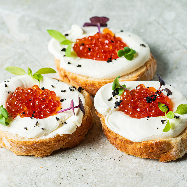 canapes-burrata-huevas-salmon