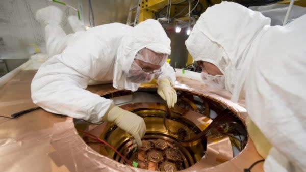 Zwei Wissenschaftler am Fermilab arbeiten an einem Detektor, der nach dunkler Materie sucht. (2014)