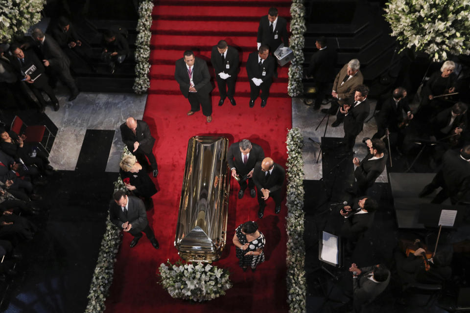 La gente se detiene junto al ataúd que contiene restos del intérprete mexicano José José durante un homenaje en el Palacio de Bellas Artes en Ciudad de México el miércoles 9 de octubre de 2019. (AP Foto/Fernando Llano)