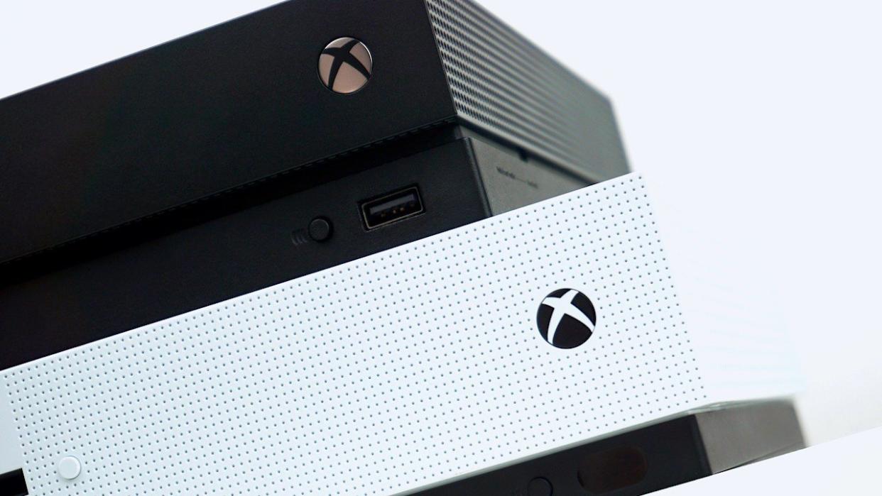  Image of Xbox One X stacked on top of Xbox One S. 