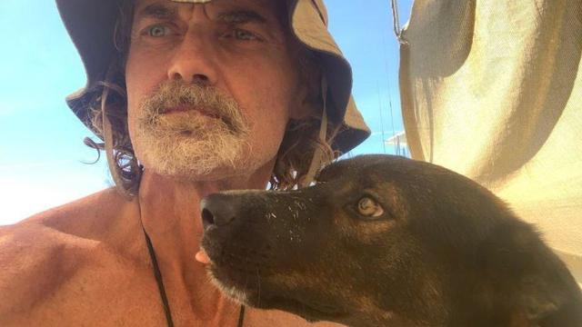 El marino australiano que sobrevivió 2 meses con su perra perdido en alta  mar tras zarpar de México