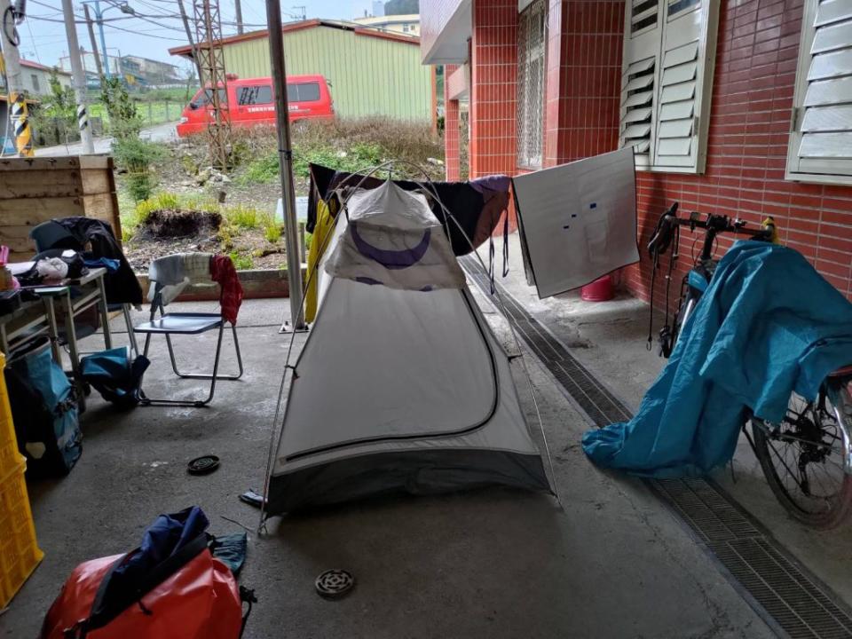 警方協助賴姓退休老師在南山活動中心搭帳篷過夜。（三星警分局提供）