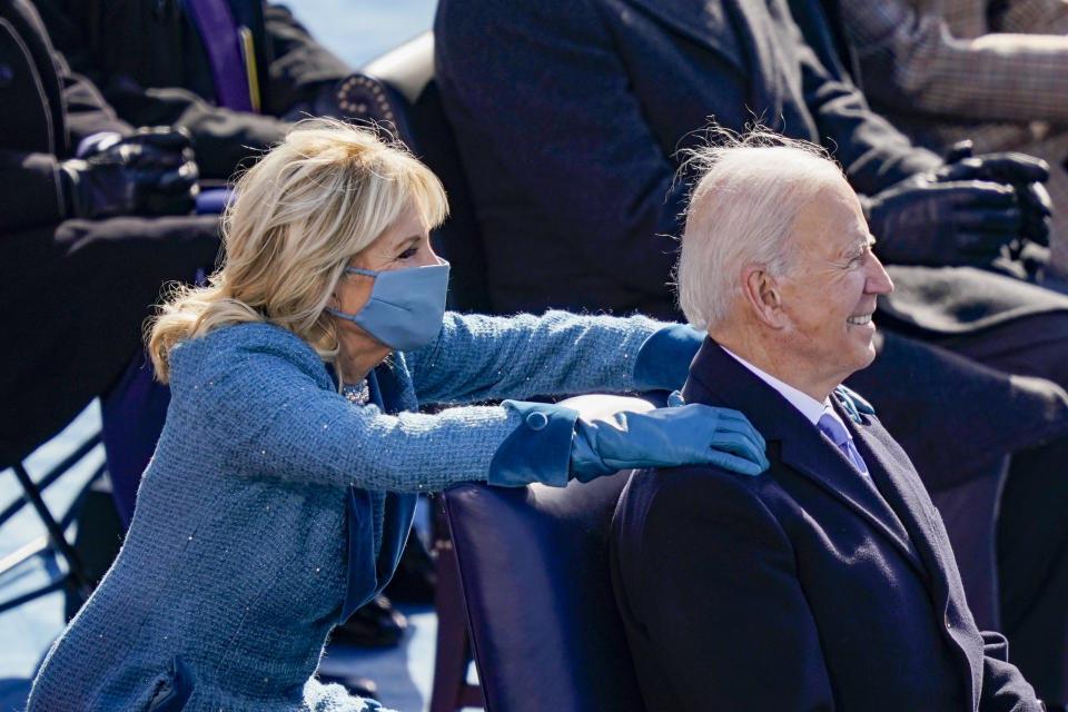 Dr. Jill Biden herzt ihren Ehemann nach seiner Antrittsrede. (Bild: Drew Angerer/Getty Images)