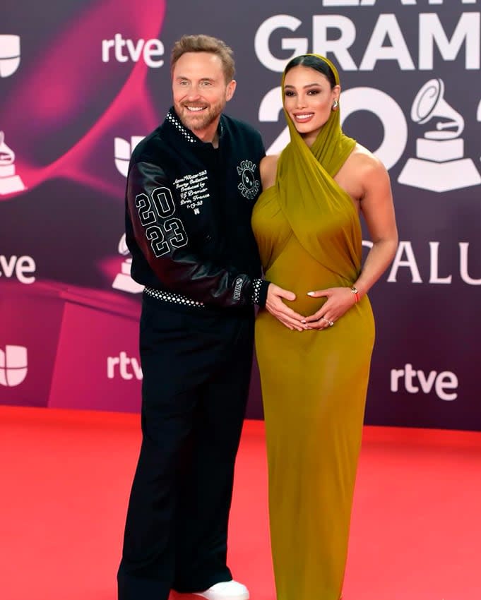 En Sevilla, en el marco de los Latin Grammy, también posaron juntos y muy sonrientes