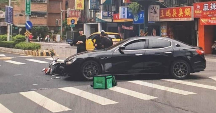 瑪莎拉蒂跑車疑似未禮讓直行車，撞上直行的外送員機車。（圖／警方提供）