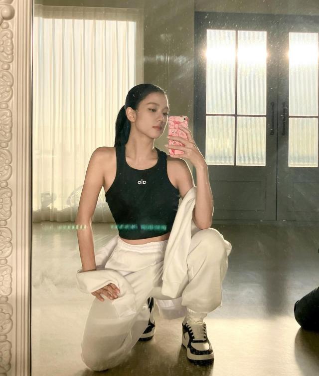 最時髦的瑜珈品牌Alo Yoga！Jisoo、Hailey Bieber都愛穿，除了Lululemon這牌要認識