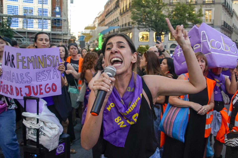 Una manifestante grita consignas durante una protesta contra el presidente de la Federación Española de Fútbol, Luis Rubiales, y en apoyo de la futbolista de la selección femenina Jenni Hermoso, en Madrid, el 28 de agosto de 2023. España examina el sexismo en el fútbol luego de que el jefe de la RFEF propinó un beso no consentido a una jugadora en la Copa del Mundo. Las pancartas dicen "Se acabó" y "Var feminista. Rubiales está fuera de juego". (AP Foto/Andrea Comas)