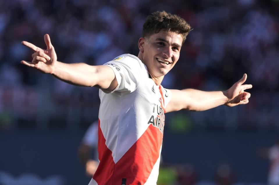 ARCHIVO - El delantero de River Plate Julián Álvarez celebra tras anotar un gol ante Boca Juniors en un partido de la liga argentina, el 3 de octubre de 2021. Álvarez ha fichado con Manchester City. (AP Foto/Natacha Pisarenko.)