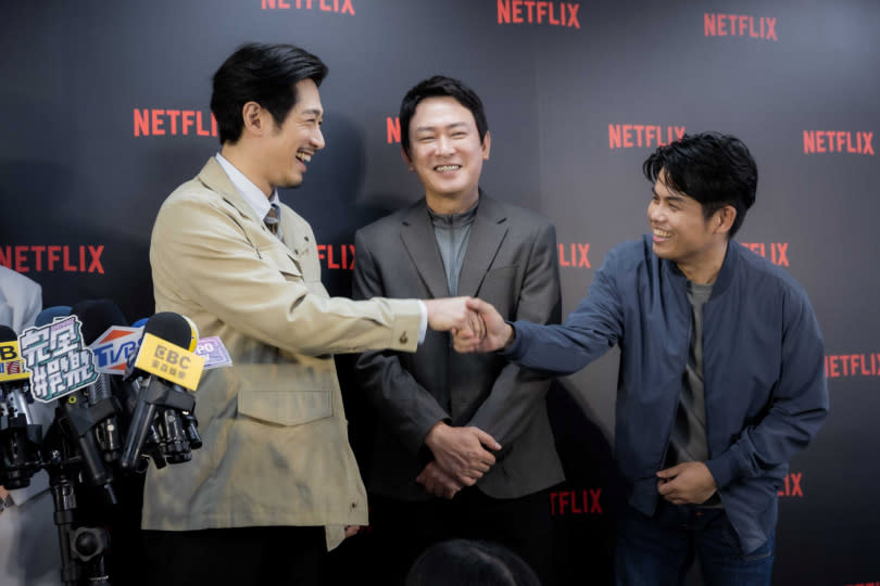 張再興和藤岡靛有許多對手戲，兩人另類交流竟是國罵教學。（圖／Netflix提供）