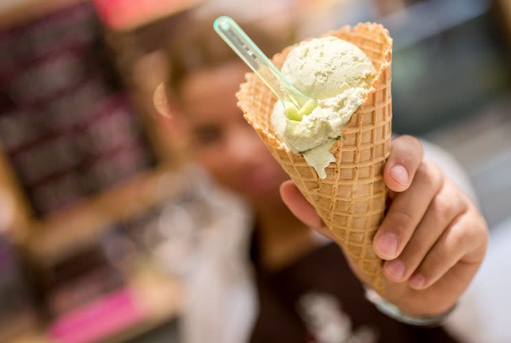 Eine Kugel Eis aus Eigenproduktion muss nicht immer frisch sein. (Bild: dpa)