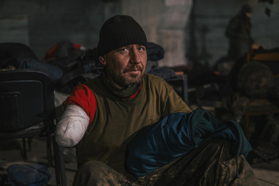 En esta foto proporcionada por la Oficina de Prensa del Regimiento de Fuerzas Especiales de Azov, de la Guardia Nacional de Ucrania, un combatiente del Regimiento Azov, herido durante los enfrentamientos contra las fuerzas rusas, posa el martes 10 de mayo de 2022 para un fotógrafo dentro de la planta siderúrgica de Azovstal en Mariúpol, Ucrania. (Dmytro 'Orest' Kozatskyi/Oficina de Prensa del Regimiento de Fuerzas Especiales Azov de la Guardia Nacional de Ucrania vía AP)