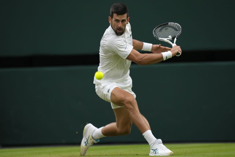 Djokovic prepara un revés; el serbio lleva diez años sin perder en el court central del All England, desde la final de 2013