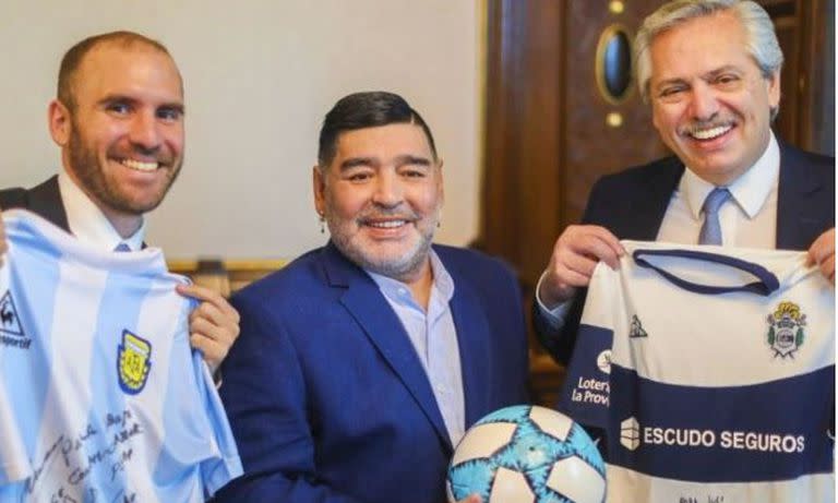 El ministro Guzmán junto al por entonces director técnico de Gimnasia, Diego Armando Maradona, y al presidente Alberto Fernández, en 2020 (Foto de archivo)