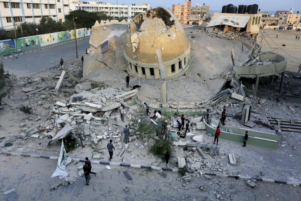 Personas frente a una mezquita destruida en un ataque aéreo israelí en Khan Younis, Franja de Gaza, 8 de octubre de 2023. <a href="https://newsroom.ap.org/detail/Israel%20Palestinians/e4009e44bb3e4aa78aa51fd630200bea?Query=israel&mediaType=photo&sortBy=arrivaldatetime:desc&dateRange=now-24h&totalCount=185&currentItemNo=74" rel="nofollow noopener" target="_blank" data-ylk="slk:AP Photo/Yousef Masoud;elm:context_link;itc:0;sec:content-canvas" class="link ">AP Photo/Yousef Masoud</a>