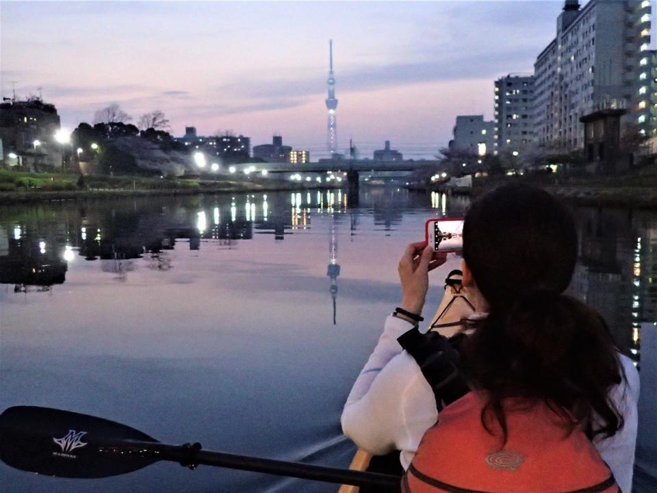 夜間獨木舟體驗行程從日落開始，參加者可欣賞東京都心的晚霞與夜景。   圖：ⒸMio Kayak Adventures／提供
