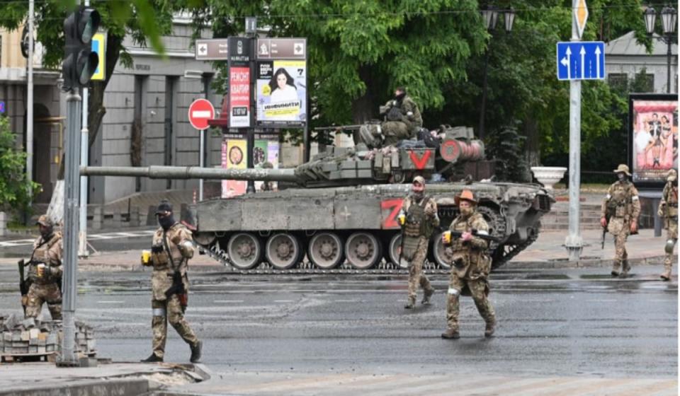 Wagner cruzan una calle mientras se despliegan cerca de la sede del Distrito Militar del Sur en la ciudad de Rostov-on-Don, Rusia, 24 de junio de 2023. Foto: Reuters